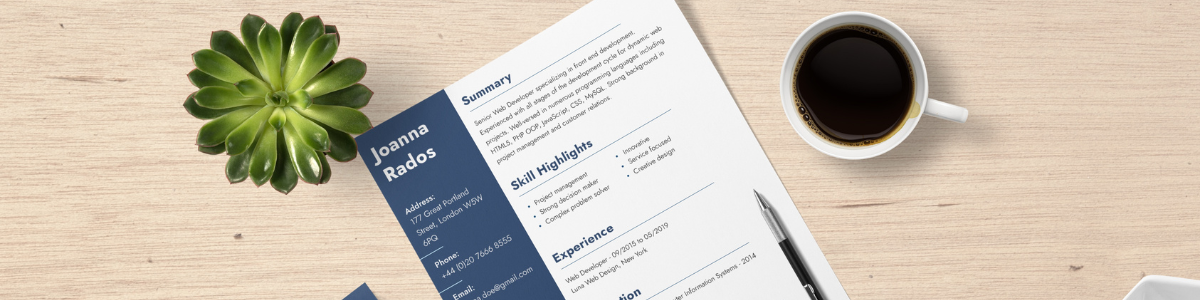 Egy fa asztalon elhelyezett modern önéletrajz, mellette egy toll, egy csésze kávé és egy kis zöld növény látható.