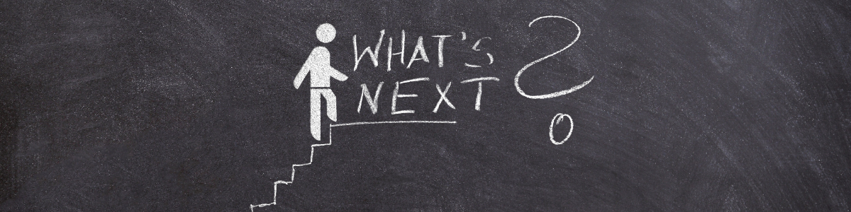 Egy fekete táblára rajzolt ábra, amely egy lépcsőn felfelé haladó figurát ábrázol, mellette pedig a 'WHAT'S NEXT?' felirat és egy nagy kérdőjel látható. A kép a következő lépés fontosságát szimbolizálja.
